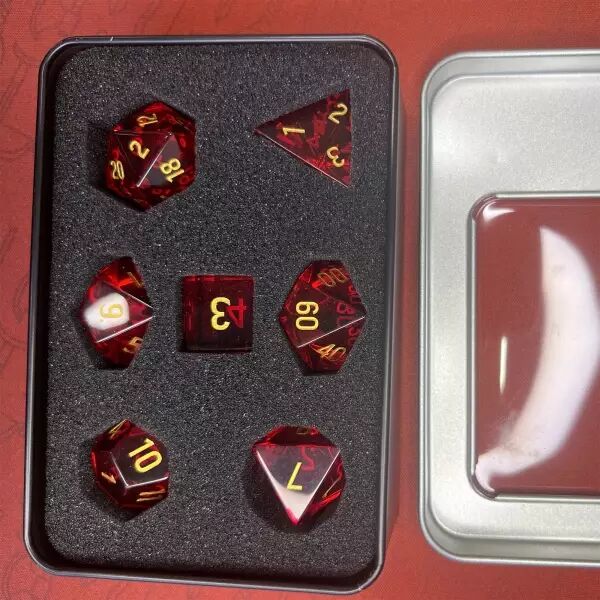 D�s en verre - Lot de 7 d�s avec boite en m�tal - Plusieurs coloris