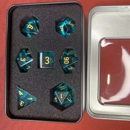 Dés en verre - Lot de 7 dés avec boite en métal - Plusieurs coloris