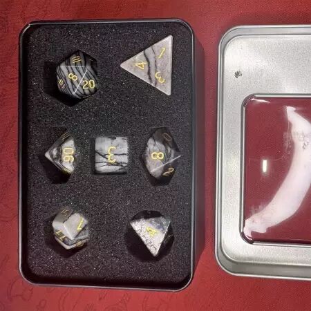 Dés Pierre Semi Précieuse - Lot de 7 dés avec boite en métal - Plusieurs coloris